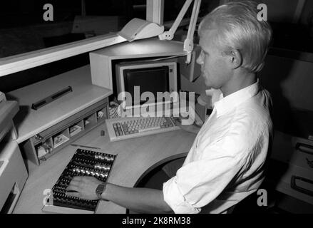 Oslo 19871020 uso di EDB / dati presso l'Ufficio della sicurezza sociale. Contabilità dei dati al momento del pagamento. Foto: Eystein Hanssen / NTB / NTB Foto Stock