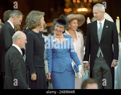 Parigi 19940923. La regina Sonja, il principe ereditario Haakon e la principessa Märtha Louise a Parigi in occasione di matrimoni nella famiglia Duca di Lussemburgo. La foto: Regina Sonja sulla strada per la chiesa della Cattedrale di Saint-Louis a Versailles (NB. Re Harald non a Parigi). Alla v. I.A. Regina Sofia di Spagna. Da a h. La prima coppia del Liechtenstein. Foto: Lise Åserud Foto Stock