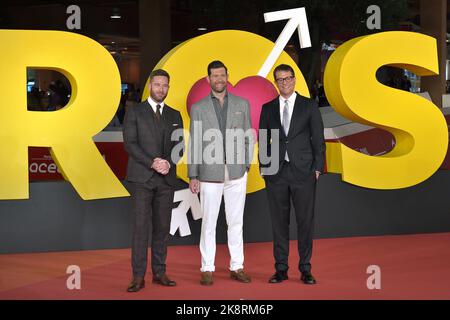 Roma, Italia. 22nd Ott 2022. ROMA, ITALIA - 22 OTTOBRE: Luke Macfarlane, Billy Eichner, Nicholas Stoller partecipa al Red Carpet per 'Bros' durante il 17th° Festival del Cinema di Roma all'Auditorium Parco della Musica il 22 ottobre 2022 a Roma. Credit: dpa/Alamy Live News Foto Stock