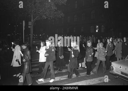 Oslo 19720926. Gli infermieri colpiscono. In sei ospedali della zona di Oslo e Drammen, un totale di 311 infermieri vanno a sciopero. Nella foto del treno a fiaccolata per infermieri in sciopero. Foto: NTB / NTB Foto Stock