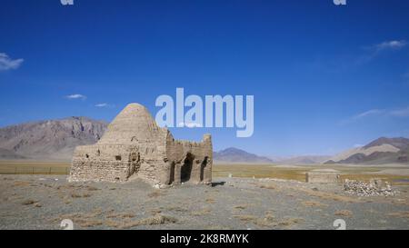 Panorama di caravanserai antico o tomba cinese con sfondo di montagna a Bash Gumbaz vicino ad Alichur, Gorno-Badakshan, Tagikistan Pamir Foto Stock