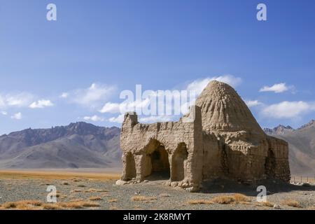 Vista panoramica dell'antica Bash Gumbaz caravanserai o tomba cinese nell'alta valle montana vicino ad Alichur, Gorno-Badakshan, Tagikistan Pamir Foto Stock