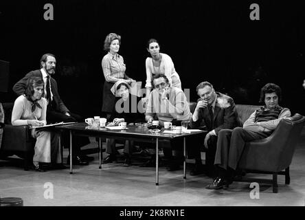 Oslo 197211. Erik Bye crea programmi televisivi in NRK a Marienlyst. Qui si siede al centro con la sua squadra, Ingar Øien (t.v. dietro Scrippen), dietro Bye si trova Gerd Bugge (t sul divano Johnny Bergh (t.H.) e Willy Andresen. Foto Ivar Aaserud / corrente / NTB Foto Stock