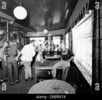 Fredrikstad 8 agosto 1959. Ai giovani motociclisti di Fredrikstad è stato assegnato un nuovo luogo d'incontro al caffè Stortorvets, rinominato dai giovani 'Totaker'n'. Qui dall'interno della caffetteria. Foto: Aage Storløkken / corrente / NTB Foto Stock