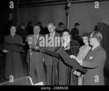 Oslo 19560105 l'Opera 'Götterdämmerung' è registrata per NRK radio nell'Università Aula. Da V: Ingrid Bjoner, Waldemar Johnsen, Egil Nordsjø, Kirsten Flagstad, Eva Gustavson e set Svanholm. Foto: NTB / NTB Foto Stock