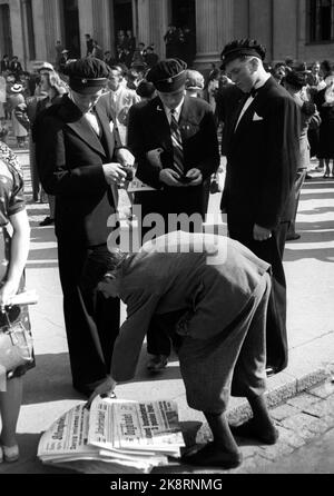 Oslo 19390902 lo scoppio della guerra / seconda guerra mondiale scoppia. La Germania invase la Polonia il 1 settembre 1939. La notizia giunse in Norvegia il giorno seguente, e i giornali uscirono con tipi di guerra. I giovani con le etichette studentesche hanno letto Dagbladet con il titolo 'Germania bombardare tre città polacche' i giovani parteciperanno alle università dell'università. Foto: NTB / NTB Foto Stock