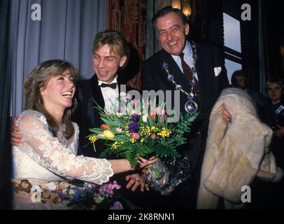 Oslo 1984-02: Matrimonio celebrità. Anita Skorgan e Jahn Teigen sono stati dedicati al municipio di Oslo il 17 febbraio 1984. Qui la coppia nuziale è congratulata dal sindaco di Oslo, Albert Nordengen. Foto: Bjørn Sigurdsøn / NTB / NTB Foto Stock