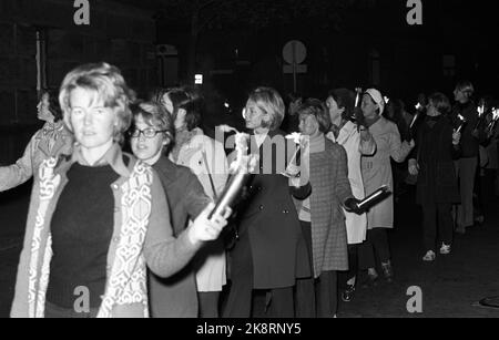 Oslo 19720926. Gli infermieri colpiscono. In sei ospedali della zona di Oslo e Drammen, un totale di 311 infermieri vanno a sciopero. Nella foto del treno a fiaccolata per infermieri in sciopero. NTB L-4547. Foto: NTB / NTB Foto Stock