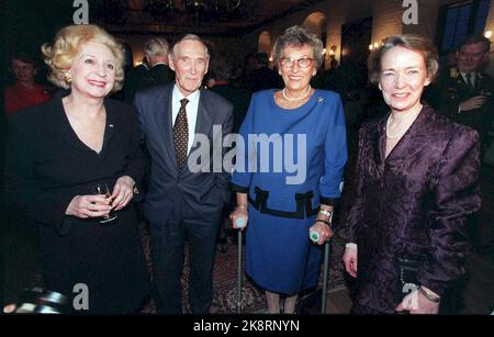 Molti hanno reso omaggio a Gunnar Sønsteby al Castello di Akershus il venerdì. Qui è il 80th ° anniversario con da sinistra Wenche Foss, principessa Astrid la signora ferner e sua moglie Anne-Karin Sønsteby. Foto: Lise Åserud, NTB Foto Stock