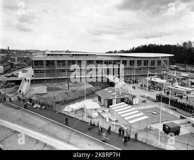 Apre il nuovo edificio di Oslo 19620503 Norges Varemestes su Sjølyst. Immagine generale del giorno di apertura, dove ad esempio Re Olav era presente. Il giardino puo' essere allestito presso il padiglione che serviva da arena per la cerimonia di apertura. Foto NTB / NTB Foto Stock