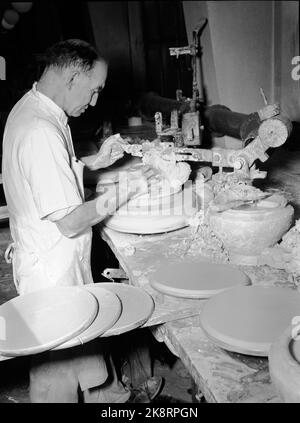 Porsgrunn, gennaio 1947 interni e vita lavorativa di Porsgrunds Porselænsfabrik, che ha iniziato la produzione di beni di consumo per le case. Qui la produzione è aumentata gradualmente. Immagine 3: Il campo di caolino va al Dreieriet, il più grande dipartimento della fabbrica. Utilizzando forme in gesso, il campo sul giradischi è sagomato in coppe, piatti di brocche, ecc. (Porsgrund Porselænsfabrik) Foto: TH. Scotaam / corrente / NTB Foto Stock