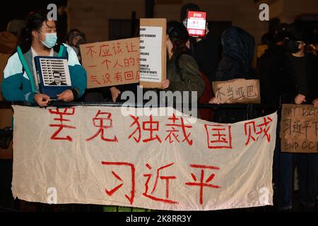 Londra, Regno Unito. 24th Ott 2022. I manifestanti hanno visto in mano cartelli che esprimevano la loro opinione durante la manifestazione. Centinaia di persone hanno marciato da Downing Street, passando per Chinatown, all'ambasciata cinese a Londra, per protestare contro l'incidente d'assalto in cui Bob Chan, un protester di Hong Kong, Che è stato visto essere tirato nei terreni di un consolato cinese a Manchester e picchiato dal personale il 17 ottobre 2022. (Foto di Wong Yat HIM/SOPA Images/Sipa USA) Credit: Sipa USA/Alamy Live News Foto Stock