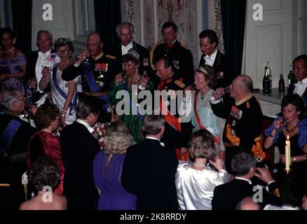 Oslo 2 maggio 1990. Re Olav ha il Granduca Jean di Lussemburgo e la Granduchessa Josephine Charlotte, in visita. Qui dal castello dove si consuma un pasto migliore durante una cena di gala. Qui è tostato. Foto: Bjørn Sigurdsøn / NTB / NTB immagine # 6 di 6. Foto Stock