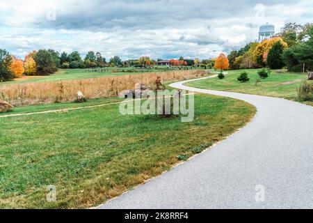 Sentiero escursionistico a Arboretum a Lexington, Kentucky, in autunno Foto Stock