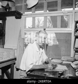 Gabon, Lambaréné, 1959. Ecco l'ospedale di Albert Scweitzer fondato nel 1913. Qui, il Dr. Albert Schweitzer (84) è visto alla sua scrivania presso l'ospedale. Foto: Sverre A. Børretzen / corrente / NTB Foto Stock