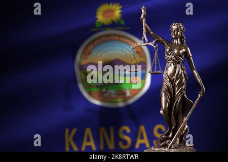 Bandiera dello stato del Kansas degli Stati Uniti con statua della giustizia delle donne e scale giudiziarie in una stanza buia. Concetto di giudizio e di punizione, contesto per i temi della giuria Foto Stock