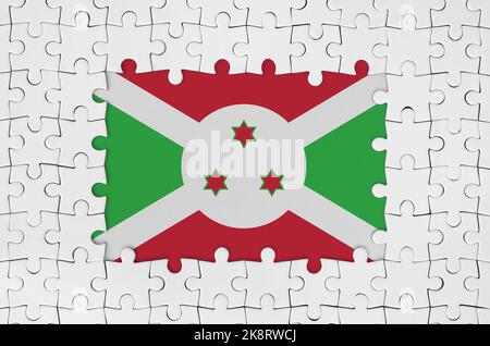 Bandiera del Burundi in cornice di pezzi di puzzle bianchi con parti centrali mancanti Foto Stock