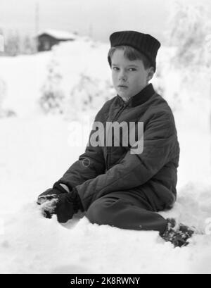 Oslo 19600109. L'attore Ingrid Bergman con il marito Lars Schmidt e i figli Ingrid, Isabella e Robertino che ha con Roberto Rossellini è venuto in vacanza nel buon inverno norvegese a Holmenkollen. Ingrid Bergman non ha gradetto i mezzi in modo da ha rimasto principalmente all'interno. Ecco il figlio Robertino Bergman-Rosellini per la prima volta nella neve vera in attesa dell'ora di sci a Holmenkollen. Foto: Storløkken / NTB Foto Stock