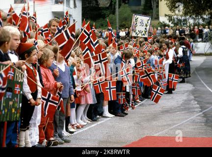 Bergen 1983-05: I Giochi del Festival a Bergen - Coppia re e principe ereditario Visita Bergen all'apertura del Festival il 25 maggio 1983. La foto: Scuola Paradiso. Forse il re viene? Aspettante e decorato nella bella stazione si aspetta i bambini per il re a venire. Il tappeto rosso è pronto ... Foto: Inge Gjellesvik / NTB / NTB Foto Stock