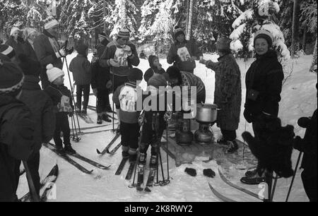 Oslo 21 gennaio 1967. I corridori di sci del mondo deciso -elite si sono presentati alla linea di partenza quando una cooperativa di alloggi alla periferia di Oslo ha organizzato piste per i più giovani - in collaborazione con la rivista fotografica corrente. Qui dalla stazione di cibo. Foto: Ivar Aaserud / corrente / NTB Foto Stock