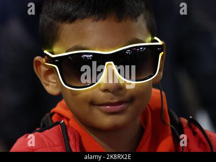 Leicester, Leicestershire, Regno Unito. 24th ottobre 2022. Un ragazzo indossa occhiali illuminati durante le celebrazioni Diwali sul Golden Mile. LeicesterÔs celebrazione di Diwali è una delle più grandi al di fuori dell'India. Credit Darren Staples/Alamy Live News. Foto Stock