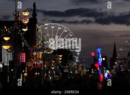 Leicester, Leicestershire, Regno Unito. 24th ottobre 2022. La ruota della luce gira durante le celebrazioni Diwali sul Golden Mile. LeicesterÔs celebrazione di Diwali è una delle più grandi al di fuori dell'India. Credit Darren Staples/Alamy Live News. Foto Stock