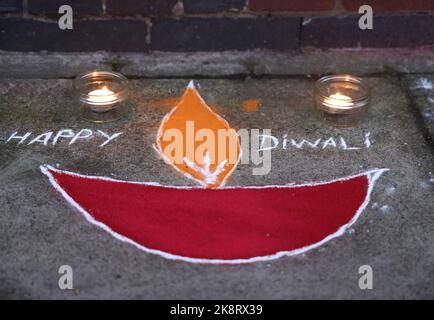 Leicester, Leicestershire, Regno Unito. 24th ottobre 2022. Le candele bruciano fuori di una casa durante le celebrazioni Diwali sul Golden Mile. LeicesterÔs celebrazione di Diwali è una delle più grandi al di fuori dell'India. Credit Darren Staples/Alamy Live News. Foto Stock