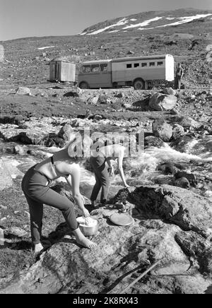 Anguilla in Hallingdal 196508 il percorso di mungitura è gestito da Seilers Olsen. Seilers hanno l'esperienza dell'anno nel servizio della fornitura di latte e hanno la piena fiducia del bude. Oltre al latte, vengono trasportate merci, lettere e persone. Giovani donne in ruscelli. Foto: Aage Storløkken / corrente / NTB LOC fisico. N. attuale 32 1965. Foto Stock