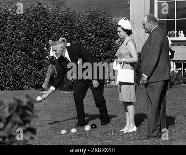 Flå 19690811. Regina Elisabetta in Norvegia con la famiglia. Il primo Ministro per Borten ha invitato la Regina per il pranzo nella sua casa nella fattoria di Flå. Qui vediamo per Borten imparare la Regina a giocare Boccia. Serio, concentrato. Abito estivo. Re Olav T.H. Foto: Archivio NTB / NTB Foto Stock