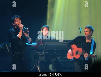 Oslo. Il Concerto Nobel 1998. A-ha con Morten Harket, Pål Waaktaar e Magne Furuholmen sono stati riuniti e in grande forma durante l'incontro di stella nella Sala Concerti di Oslo il venerdì sera in onore dei vincitori del Premio per la Pace di quest'anno, gli iriani settentrionali David Trimble e John Hume. (Foto: Roar Vestad, NTB Plus) Foto Stock