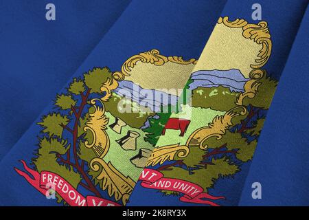 Vermont bandiera dello stato degli Stati Uniti con grandi pieghe che ondeggiano da vicino sotto la luce studio al coperto. I simboli e i colori ufficiali in tessuto banner Foto Stock