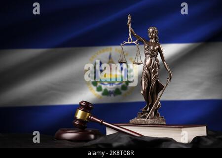 Bandiera di El Salvador con statua di giustizia, costituzione e martello giudice su tendaggi neri. Concetto di giudizio e di punizione Foto Stock