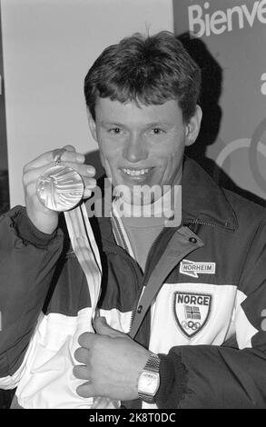 Calgary, Canada 198802: Olympic Calgary 1988. 15km sci di fondo, uomini. Pål Gunnar Mikkelsplats con la sua medaglia d'argento dopo il 15km a Canmore il 19 febbraio 1988. Foto: Henrik Laurvik Foto Stock