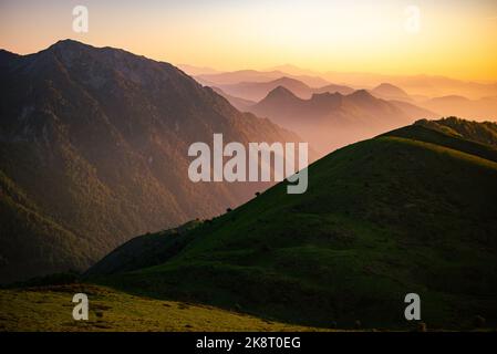 Uno scatto panoramico delle montagne dei Pirenei all'alba Foto Stock