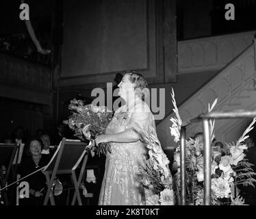 Oslo 19510903 il cantante d'opera Kirsten Flagstad suona nella Calmeyergaten Mission House. Qui Flagstad riceve un tributo dopo un concerto brillante. Flagstad sul palco con fiori. Foto: NTB / NTB Foto Stock