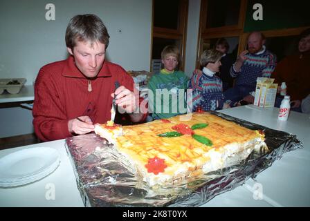 Les Saisies, Francia 19920213 Olimpiadi ad Albertville. Vita quotidiana nel campo di sci a Les Saisies. Vegard Ulvang ottiene l'onore di tagliare la prima punta della torta d'oro di oggi, come è stato responsabile dell'oro di 10 chilometri. Egli lotta un po ', ma ha ottenuto più formazione durante la settimana ... Foto: Jon EEG Pool / NTB / NTB Foto Stock