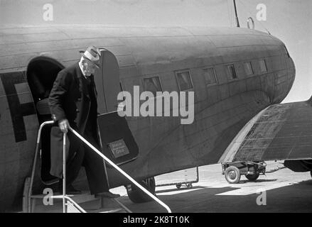 L'autore di Oslo 19430628 Knut Hamsun arriva all'aeroporto di Fornebu dopo una visita in Germania. Hamsun sulla via di uscita dall'aereo. Foto: Aage Kihle NTB / NTB Foto Stock