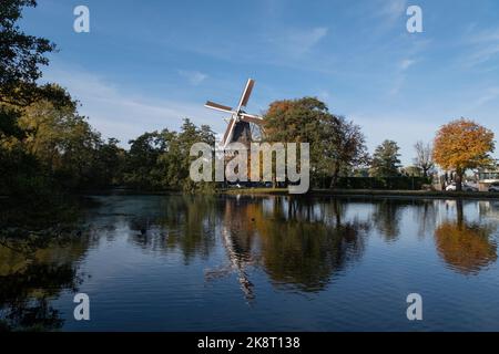 Riflessione dei mulini a vento olandesi nelle acque di Kralingse Plas, Rotterdam, Paesi Bassi Foto Stock