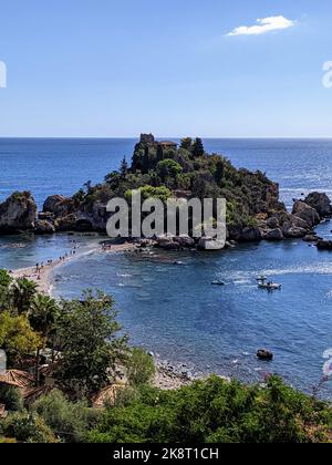 Un'immagine aerea verticale della città collinare di Taormina sulla costa orientale della Sicilia, Italia Foto Stock