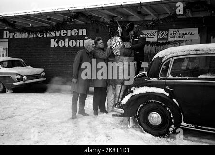 Drammen 197312. Auto generatore / pomolo sulla strada da Kongsberg a Drammen. Durante la crisi petrolifera, questa macchina che va sul carbone potrebbe ottenere il suo rinascimento. Si tratta di un modello Mercedes pre-bellico montato sul generatore. Alle stazioni di benzina non c'era combustibile per il generatore, ma il commerciante aveva carbone. Foto Ivar Aaserud / corrente / NTB Foto Stock