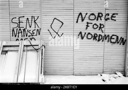 Oslo, 1987-03: Il governo presenta proposte per una nuova legge sull'immigrazione nella primavera del 1987. Il disegno di legge viene perché il governo vuole meglio facilitare il controllo dell'afflusso di rifugiati e richiedenti asilo. La proposta è controversa e porta a molte manifestazioni e reazioni razziste e antirazziste. Foto: Slogan razzista vicino alla nave rifugiata 'Fridtjof Nansen' al porto di Oslo. "Lower Nansen". "Norvegia per i norvegesi". Foto: Arve Schaug Foto Stock