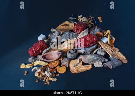 Natura morta - un ritratto di erbe cinesi diffuse su uno sfondo scuro Foto Stock