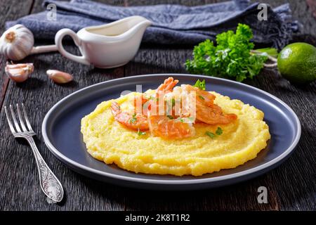 Polenta e schie fritte, piatto veneziano, polenta con gamberetti fritti su un piatto su un tavolo di legno, vista orizzontale dall'alto, primo piano Foto Stock