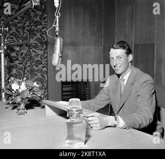 Oslo 19570801 il Principe Harald parla in Norwegian National Broadcasting / radio in relazione al 85th° compleanno di King Haakon. Qui Harald in studio, dal microfono. Foto sorridente. Foto: NTB / NTB Foto Stock