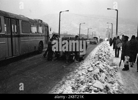 Drammen 197312. Auto generatore / pomolo sulla strada da Kongsberg a Drammen. Al ponte della città di Drammen, l'auto ha ottenuto una fermata del motore, e giovani utili hanno aiutato a far partire l'auto. Durante la crisi petrolifera, questa macchina che va sul carbone potrebbe ottenere il suo rinascimento. Si tratta di un modello Mercedes pre-bellico montato sul generatore. La generazione più vecchia ha riconosciuto la macchina della manopola del tempo di guerra. Foto Ivar Aaserud / corrente / NTB Foto Stock