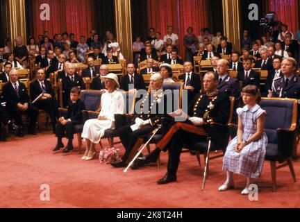 Oslo 19800607. La celebrazione di Storting del 75th° anniversario della risoluzione dell'Unione. Tre generazioni della famiglia reale erano presenti durante la celebrazione. Il principe Haakon Magnus (6) era sulla sua prima riprensione e per la prima volta nella storia. Qui (F.) Principe Haakon Magnus, Principessa della Corona Sonja in abito bianco e cappello, Re Olav, Principe della Corona Harald e Principessa Märtha Louise. Foto: Erik Thorberg NTB / NTB Foto Stock