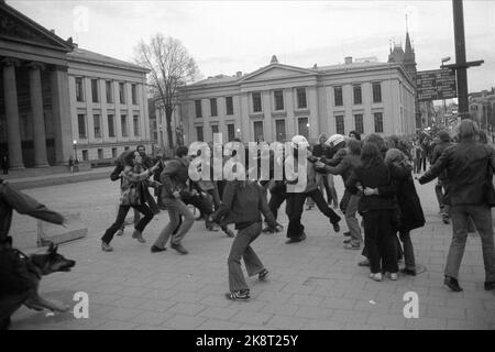 Oslo 19780501 tumulti nel centro di Oslo notte fino al 1st maggio. C'è stato uno scontro tra la polizia e centinaia di giovani nel parco del castello. La polizia si è mossa con cavalli e cani per liberare il parco per i giovani. La foto è da Piazza dell'Università. Foto Erik Thorberg / NTB / NTB Foto Stock