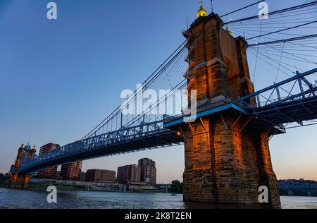 Una splendida vista del John A. Roebling Suspension Bridge al tramonto a Covington, Kentucky. Foto Stock