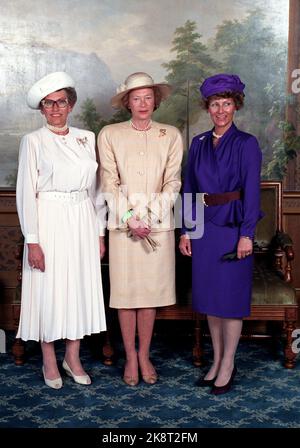 Oslo 2 maggio 1990. Re Olav ha il Granduca Jean di Lussemburgo e la Granduchessa Josephine Charlotte, in visita. Qui dal castello nel tempo degli uccelli dove è fotografato. Da v; Principessa Astrid Mrs. Ferner, grande-cuore Josephine Charlotte e Principessa Corona Sonja. Foto: Bjørn Sigurdsøn / NTB / NTB Foto Stock