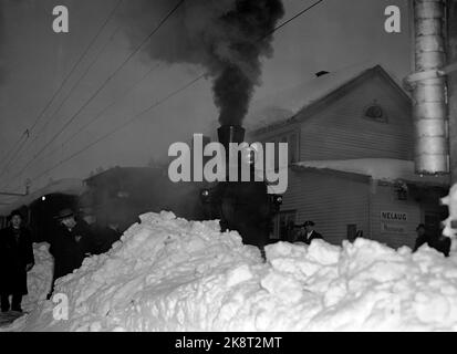 Nelaug stazione 19510207: Forte nevicata sulla parte meridionale del paese ha creato caos nel traffico ferroviario. In totale, cinque treni sono rimasti bloccati nelle masse di neve alle stazioni di Helldalsmo e Nelaug, e i passeggeri hanno dovuto trascorrere la notte in treni ghiacciati. Qui uno dei treni con il vapore in su, a nessun disp.. Foto: NTB / NTB Foto Stock